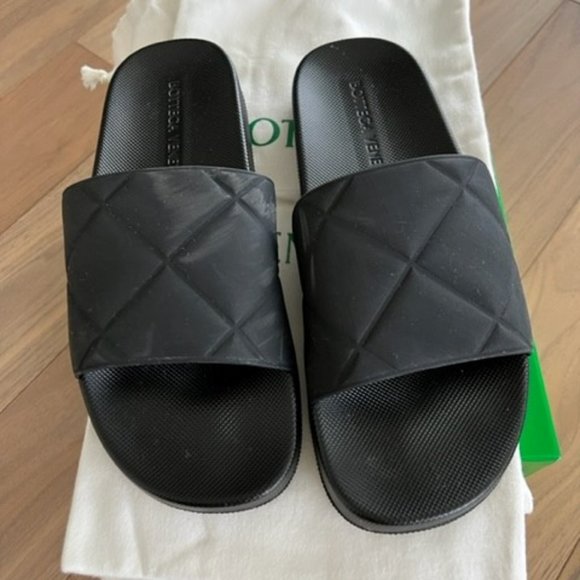 MENS BOTTEGA VENETA BLACK RUBBER QUILTED DESIGN POOL SLIDES SZ 41 / 9 - Picture 1 of 8